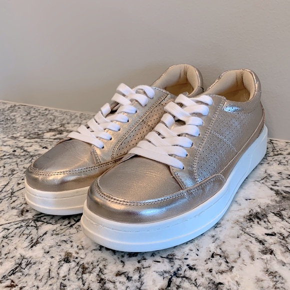 Bella Vita Metallic Sneakers - Picture 5 of 10